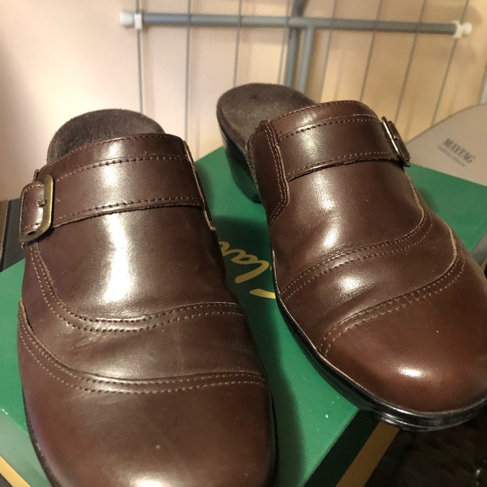 Clarks Brown Leather Mules with Streamlined Design